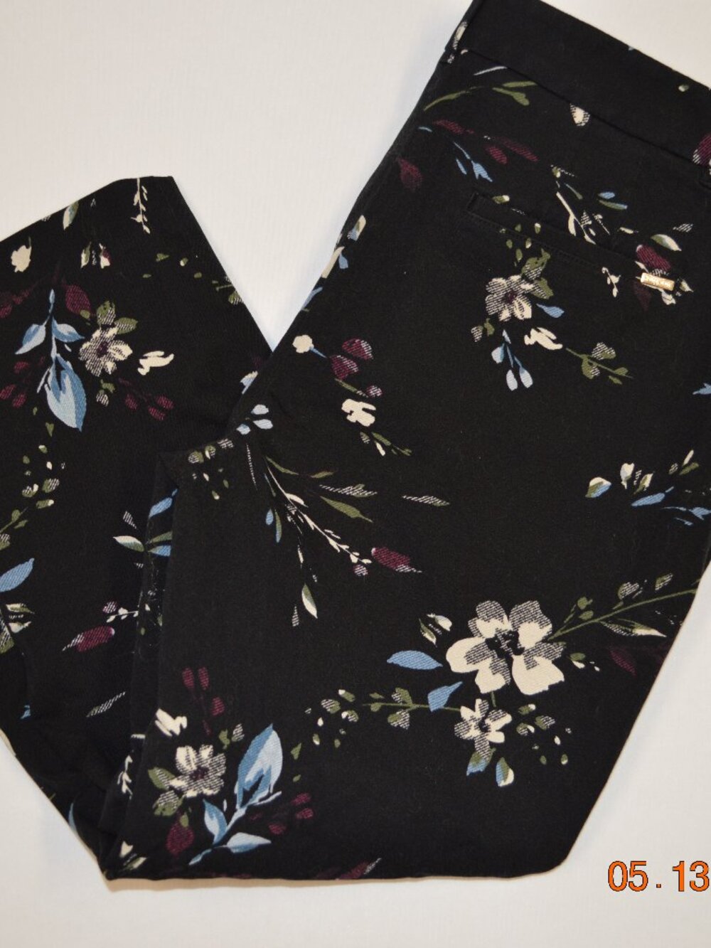 White House Black Market Women’s 12S Black Floral Capri Pants NWT Stretch Casual